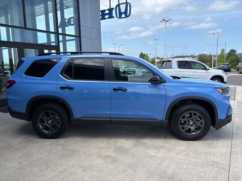 Used 2025 Honda Pilot TrailSport image 4