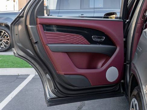 Used 2023 Bentley Bentayga Extended Wheelbase image 23