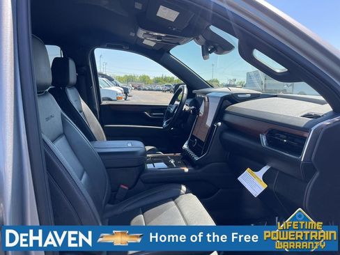 Used 2025 GMC Yukon XL Denali AWD/4WD image 29