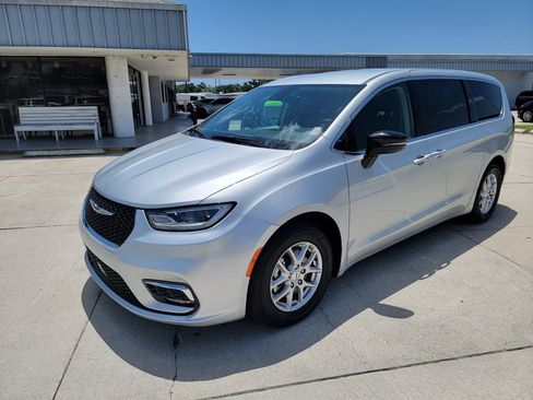 Used 2024 Chrysler Pacifica Touring-L FWD image 1