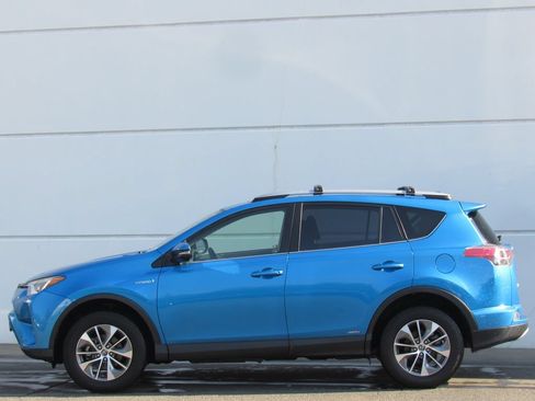Used 2017 Toyota RAV4 XLE w/ Convenience Package AWD/4WD image 4