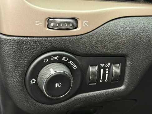 Used 2015 Jeep Cherokee Latitude image 23