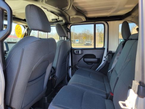 Used 2024 Jeep Wrangler Unlimited image 17