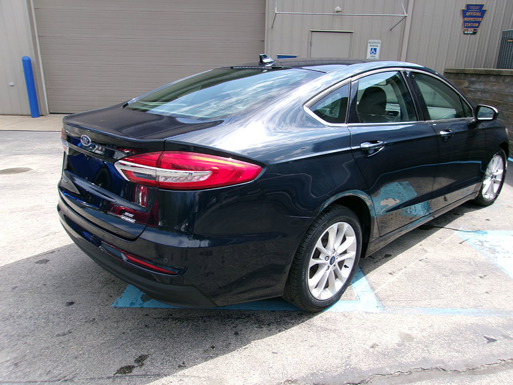 Used 2020 Ford Fusion SE FWD image 4
