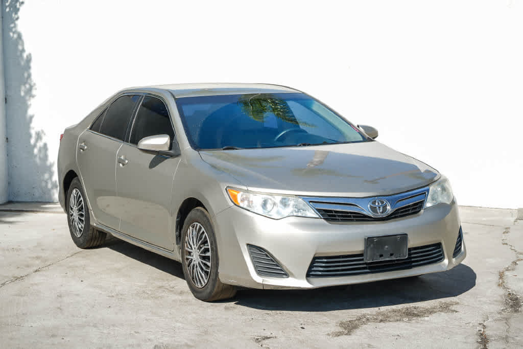 Used 2014 Toyota Camry LE FWD image 3