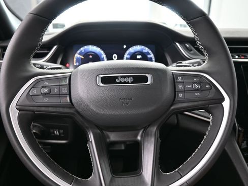 Used 2025 Jeep Grand Cherokee Altitude image 25