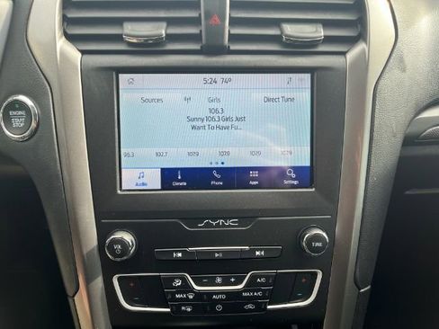 Used 2020 Ford Fusion SE image 22