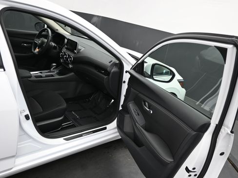 Used 2025 Nissan Sentra SV w/ All-Weather Package image 10