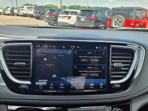 Used 2025 Chrysler Pacifica Limited FWD image 31