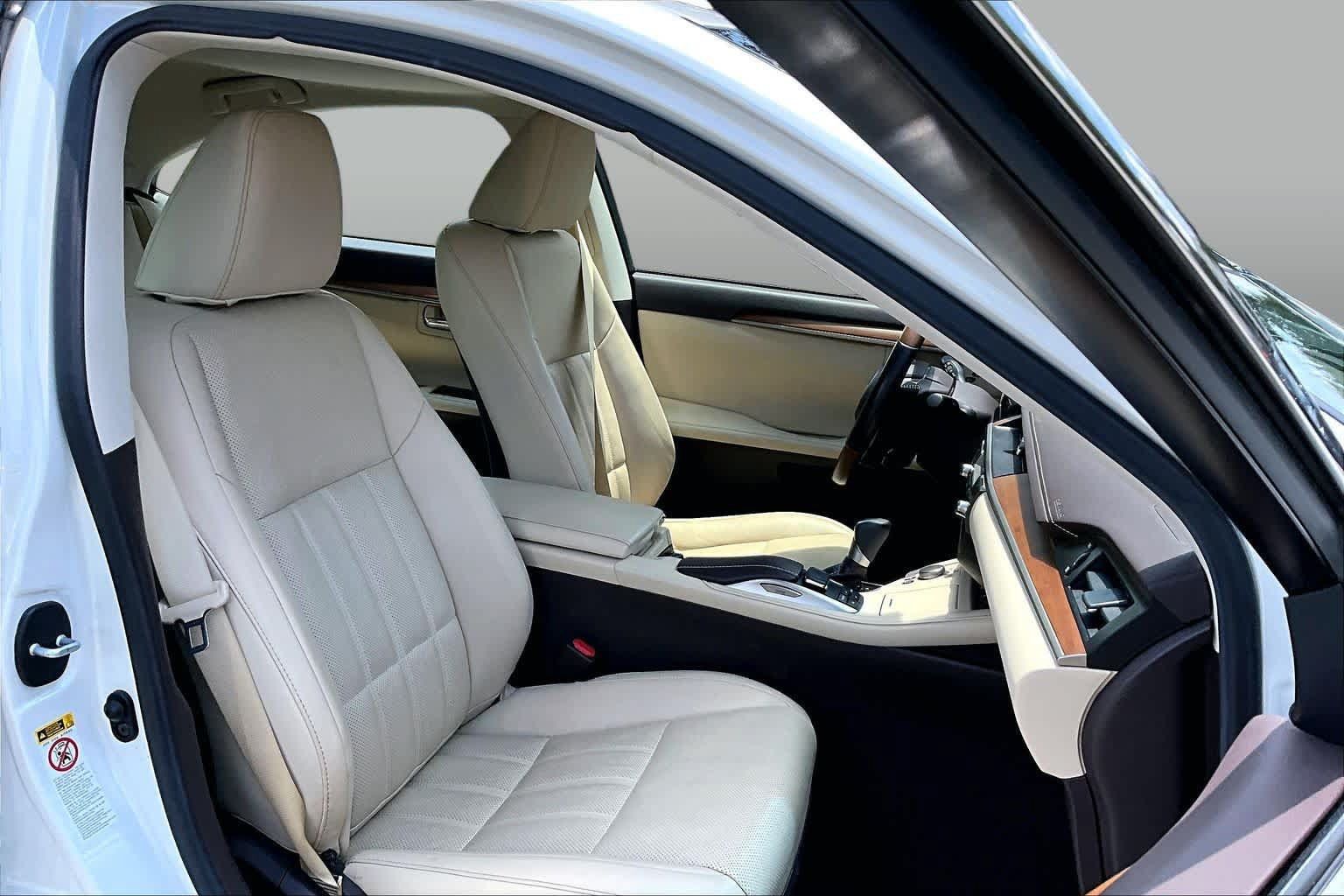 Used 2018 Lexus ES 300h w/ Luxury Package FWD image 8