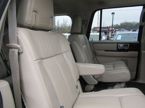 Used 2016 Lincoln Navigator L Select image 17