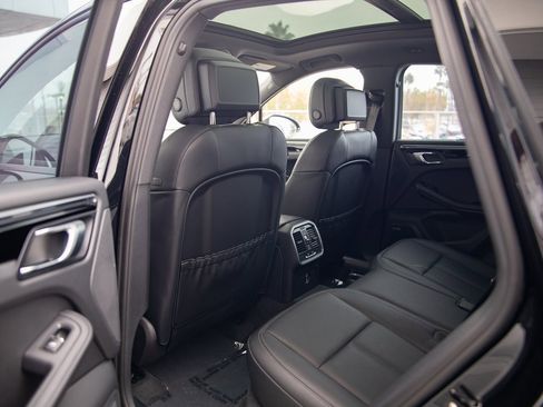 Certified 2025 Porsche Macan image 21