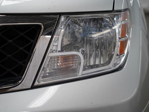 Used 2018 Nissan Frontier SV AWD/4WD image 14