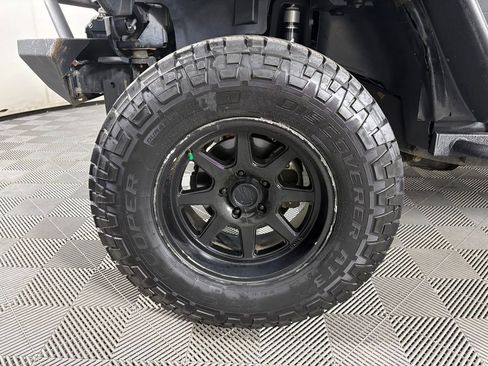 Used 2016 Jeep Wrangler Unlimited Sahara w/ Connectivity Group AWD/4WD image 10