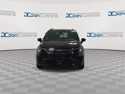 New 2027 Chrysler Pacifica Limited w/ Family Tech Group