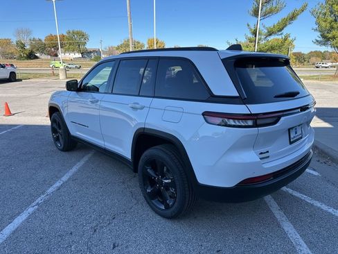 New 2025 Jeep Grand Cherokee Altitude AWD/4WD image 21