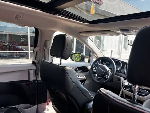 Used 2023 Chrysler Pacifica Limited FWD image 15