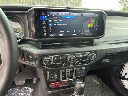 Used 2025 Jeep Wrangler Willys image 32