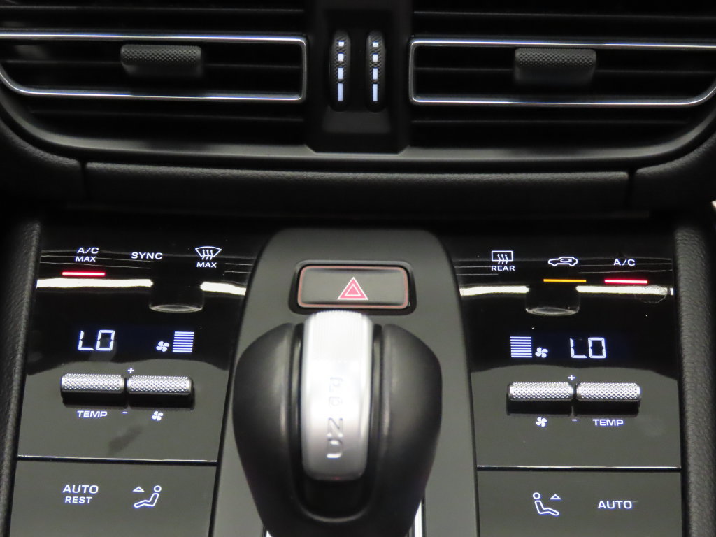 Certified 2025 Porsche Macan AWD/4WD image 26