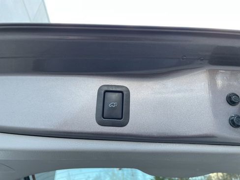 Used 2019 Toyota Highlander XLE image 9