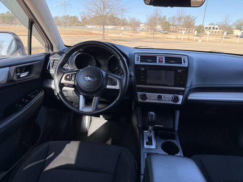 Used 2017 Subaru Outback 2.5i Premium image 12