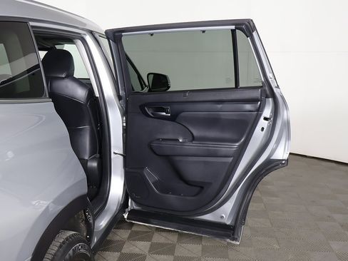 Used 2021 Toyota Highlander XLE image 24