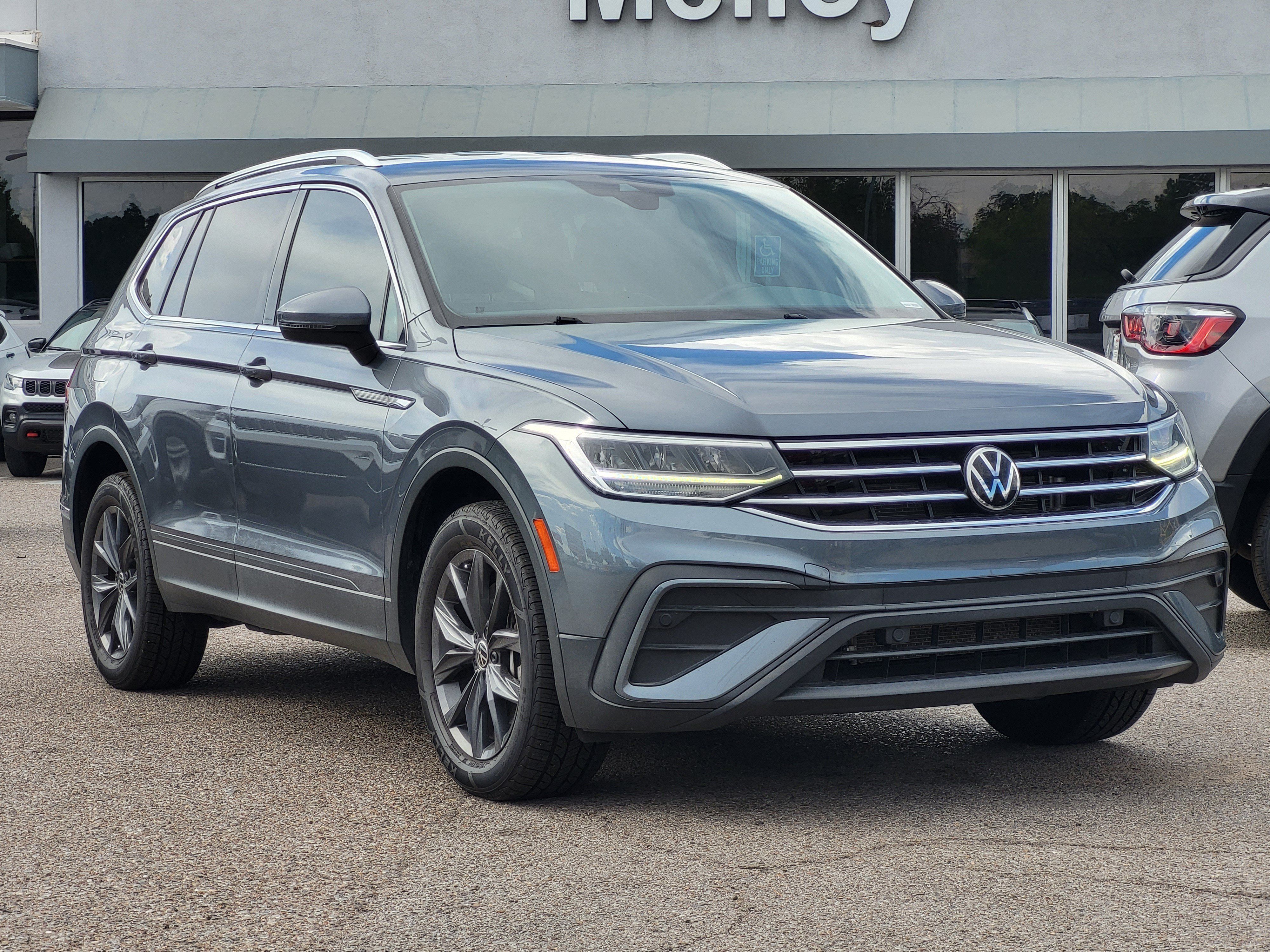 Used 2022 Volkswagen Tiguan SE FWD image 3