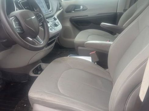 Used 2017 Chrysler Pacifica Touring image 19