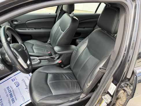 Used 2011 Chrysler 200 Limited FWD image 10