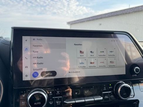 Used 2024 Toyota Highlander Platinum image 3