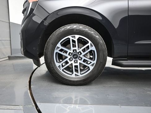 Used 2025 Ford Expedition Active image 30