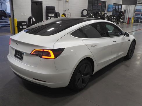 Used 2020 Tesla Model 3 Standard Range Plus image 4