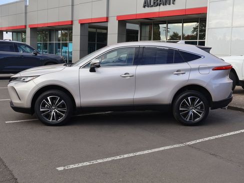 Used 2024 Toyota Venza LE image 3