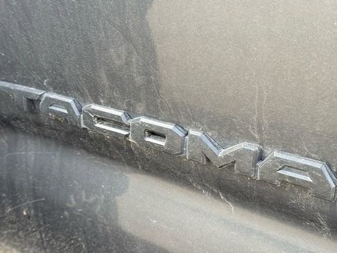 Used 2018 Toyota Tacoma TRD Off-Road image 10