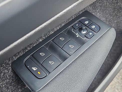 Certified 2023 Volvo XC40 B5 Plus w/ Climate Package image 21