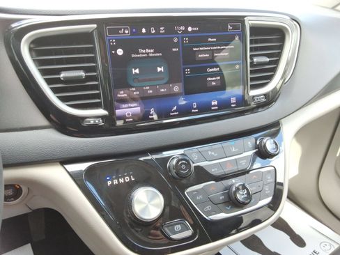 Used 2023 Chrysler Pacifica Touring-L FWD image 15
