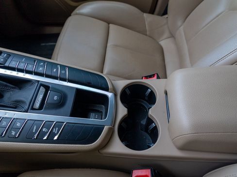 Certified 2021 Porsche Macan AWD/4WD image 35