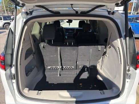 Used 2022 Chrysler Pacifica Touring-L image 5