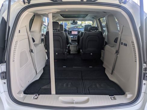 Used 2022 Chrysler Pacifica Limited FWD image 17