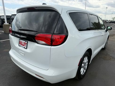 Certified 2023 Chrysler Voyager LX FWD image 3