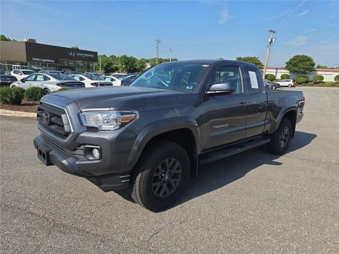 Used 2022 Toyota Tacoma SR5 w/ SR5 Appearance Package (SM) AWD/4WD image 9