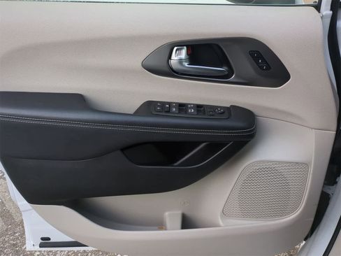 Used 2023 Chrysler Pacifica Touring-L image 30