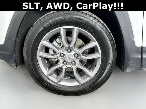 Used 2024 GMC Terrain SLT image 32