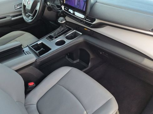 Used 2025 Toyota Sienna XLE FWD image 17