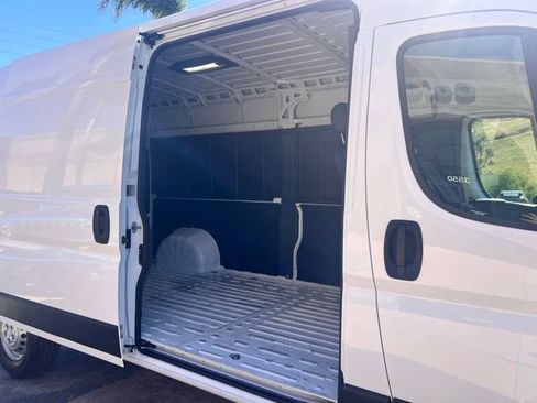 Used 2025 RAM ProMaster 2500 w/ Convenience Group FWD image 9