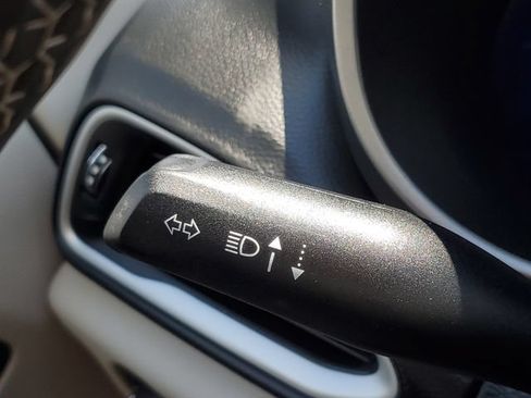 Used 2023 Chrysler Pacifica Touring-L FWD image 14