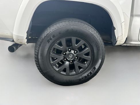 Used 2021 Toyota Tacoma SR5 AWD/4WD image 11