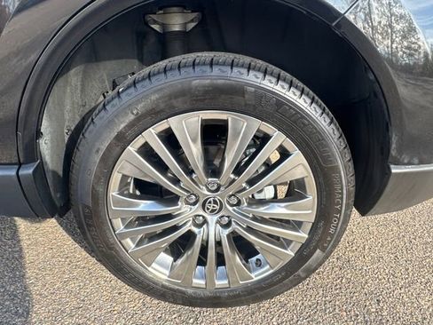Used 2024 Toyota Venza Limited image 16