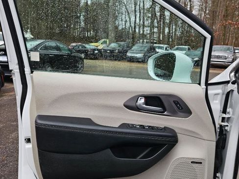 Used 2017 Chrysler Pacifica Limited image 15