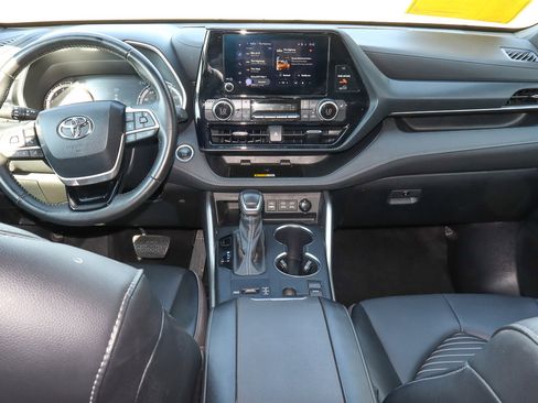 Used 2024 Toyota Highlander XSE image 11